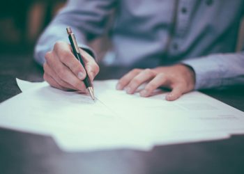 Trabalhador com contrato incerto: recebe indemnização ao sair?